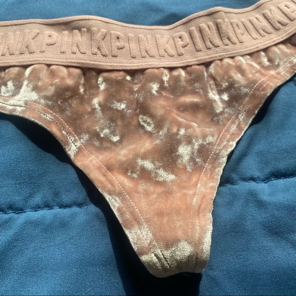 VS PINK VELVET THONG - Picture 2 of 6